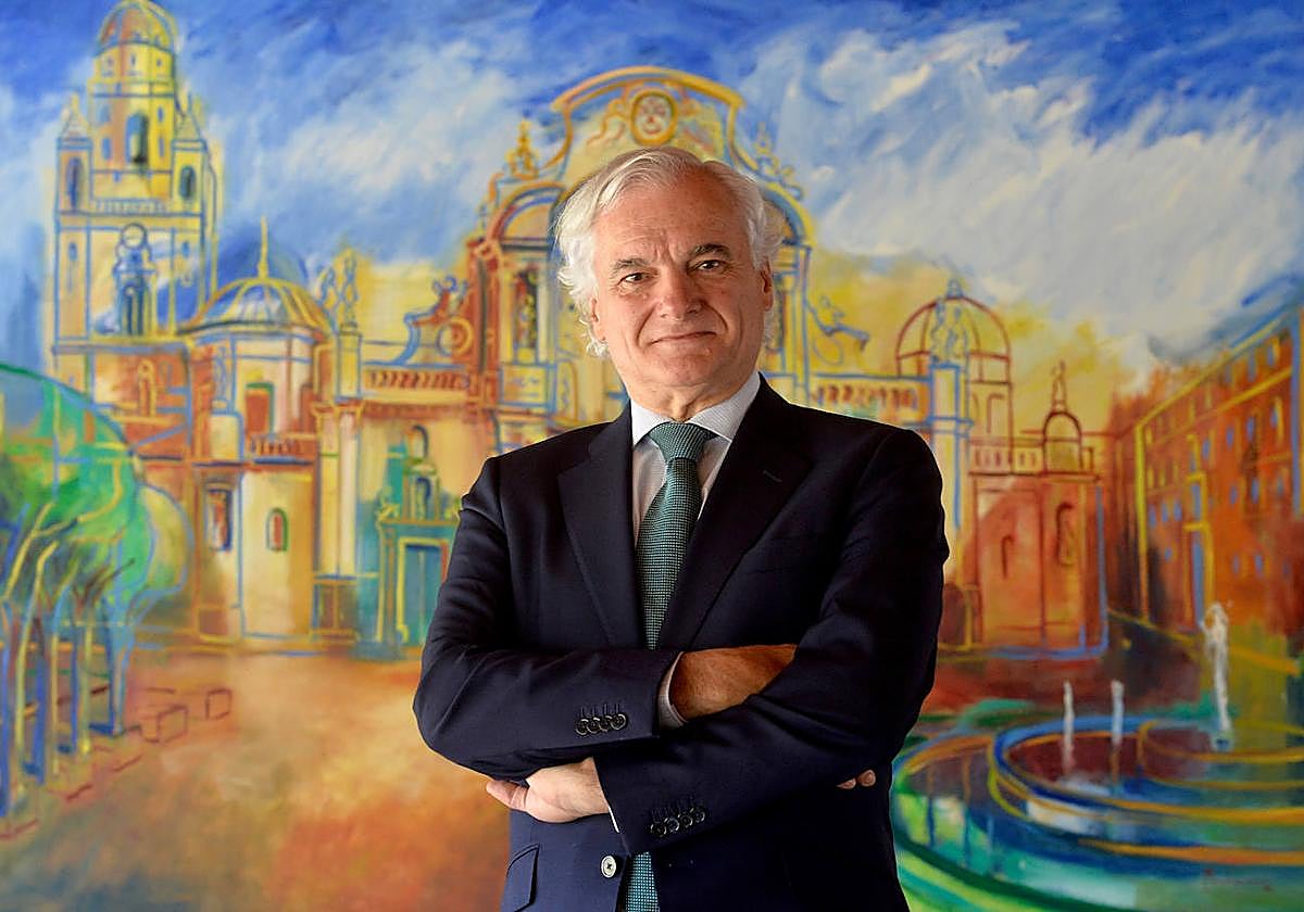 Miguel Garrido de la Cierva posa para LA VERDAD delante de un cuadro de Muher, en el Hotel Nelva (Murcia).