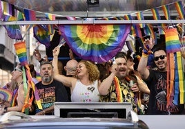 Participantes en la marcha del Orgullo, este sábado, en una de las carrozas que recorrieron el centro de Murcia.