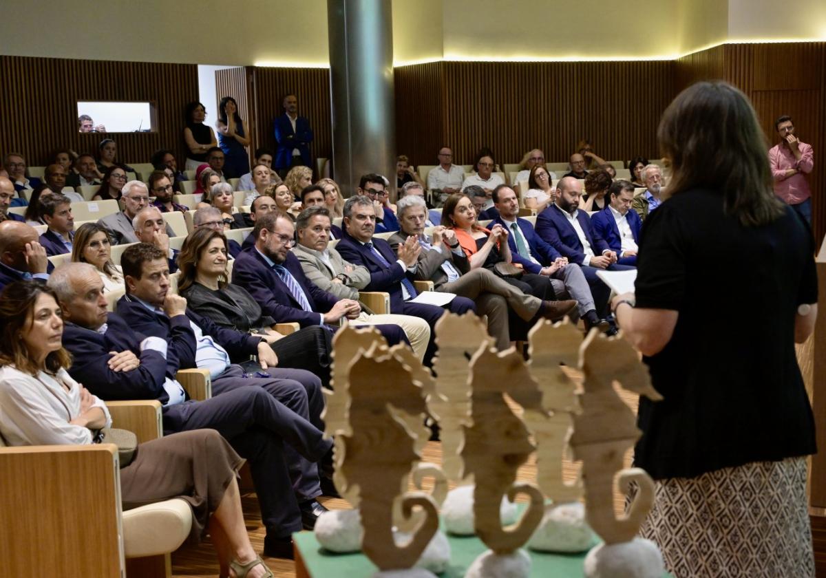 Representantes institucionales, de empresas y colectivos acudieron a la entrega de premios en el Aula de Cultura de Cajamar, presentados por la periodista de LA VERDAD Pepa García (d).