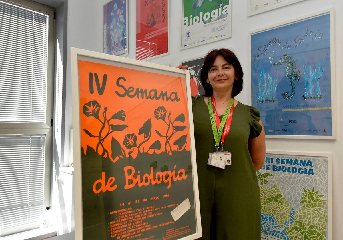 Enamorada de la Biología, la doctora María Luisa Cayuela en el Laboratorio de Investigación Biosanitaria (LAIB), en La Arrixaca.