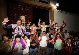 Los cuatro toreros salen a hombros, este sábado en Cehegín.