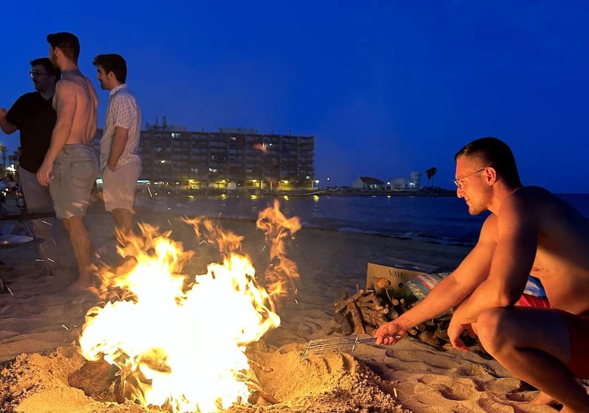 Jóvenes festejan San Juan en torno a una hoguera, anoche, en una playa de Torrevieja.