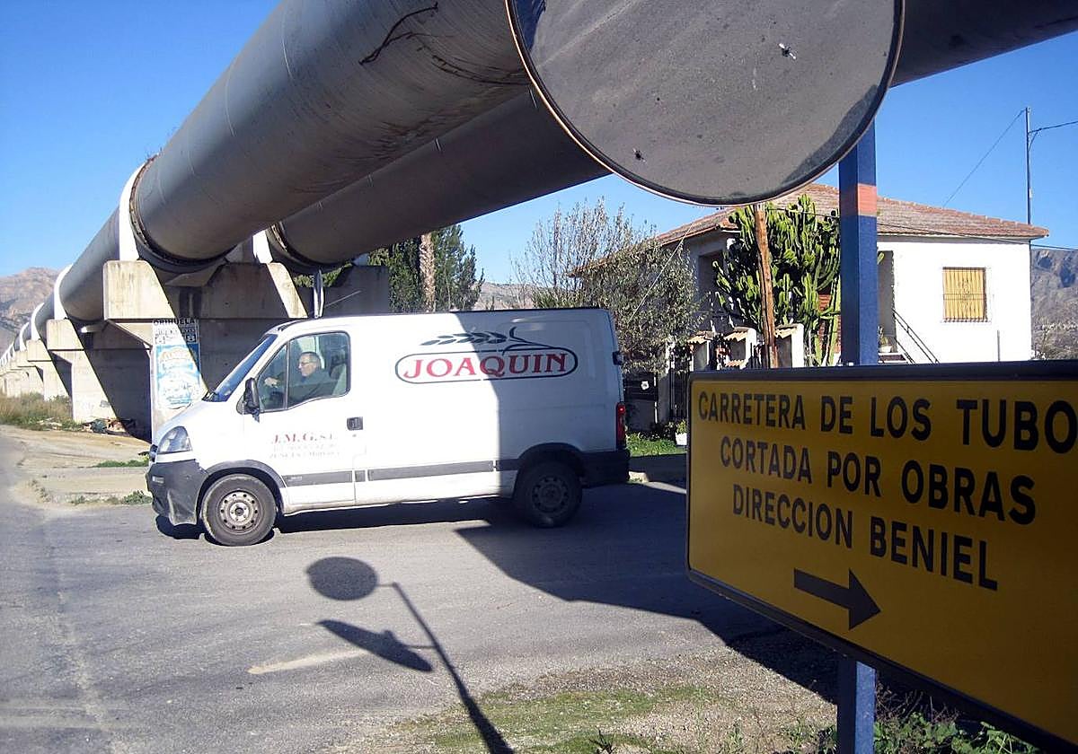Imagen de archivo de una furgoneta pasa bajo los tubos, en el cruce del Barrio Mariano Cases.