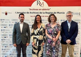 La consejera Carmen Conesa (2i); la subdirectora de Archivos Estatales, Ana María López; el director general de Patrimonio Cultural, José Francisco Lajara (1i), y el director del Archivo Regional, Javier Castillo, en el acto inaugural.