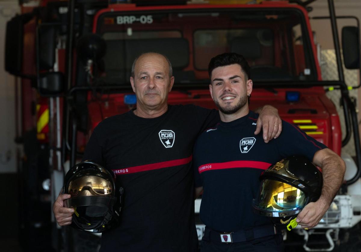 Carlos y Alejandro Coma, dos bomberos del Consorcio de Extinción de Incendios y Salvamento de la Región, en el parque de Molina de Segura.