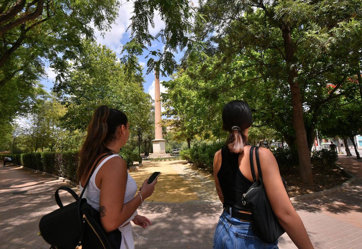 Dos jóvenes paseando, en la mañana de ayer, por el jardín de La Seda, uno de los pulmones verdes con los que cuenta el centro de la ciudad de Murcia.