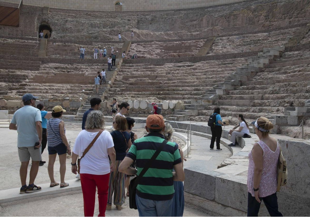 Visitantes a las jornadas arqueológicas en el Teatro Romano de Cartagena.