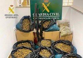Marihuana y armas incautadas durante la operación policial.