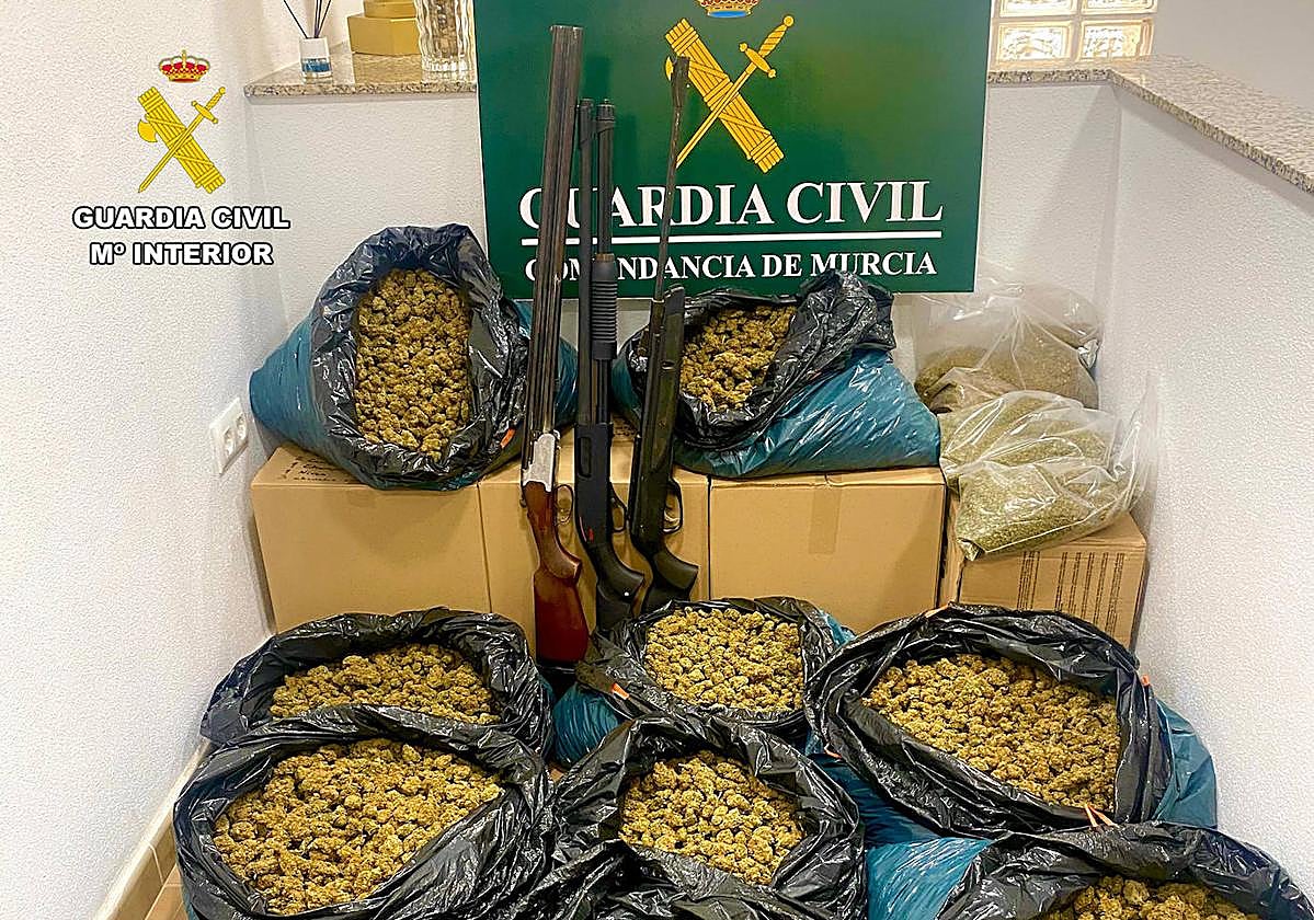 Marihuana y armas incautadas durante la operación policial.