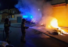 Uno de los incendios apagados por efectivos de bomberos, en Cartagena.