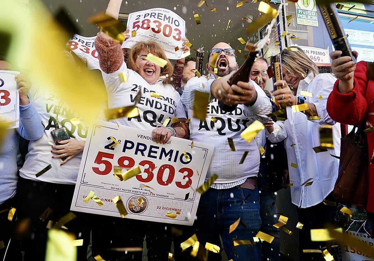 Una administración de lotería celebra el segundo premio de la Lotería de Navidad