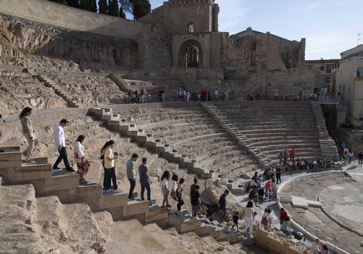 Visitantes en el Teatro Romano de Cartagena.