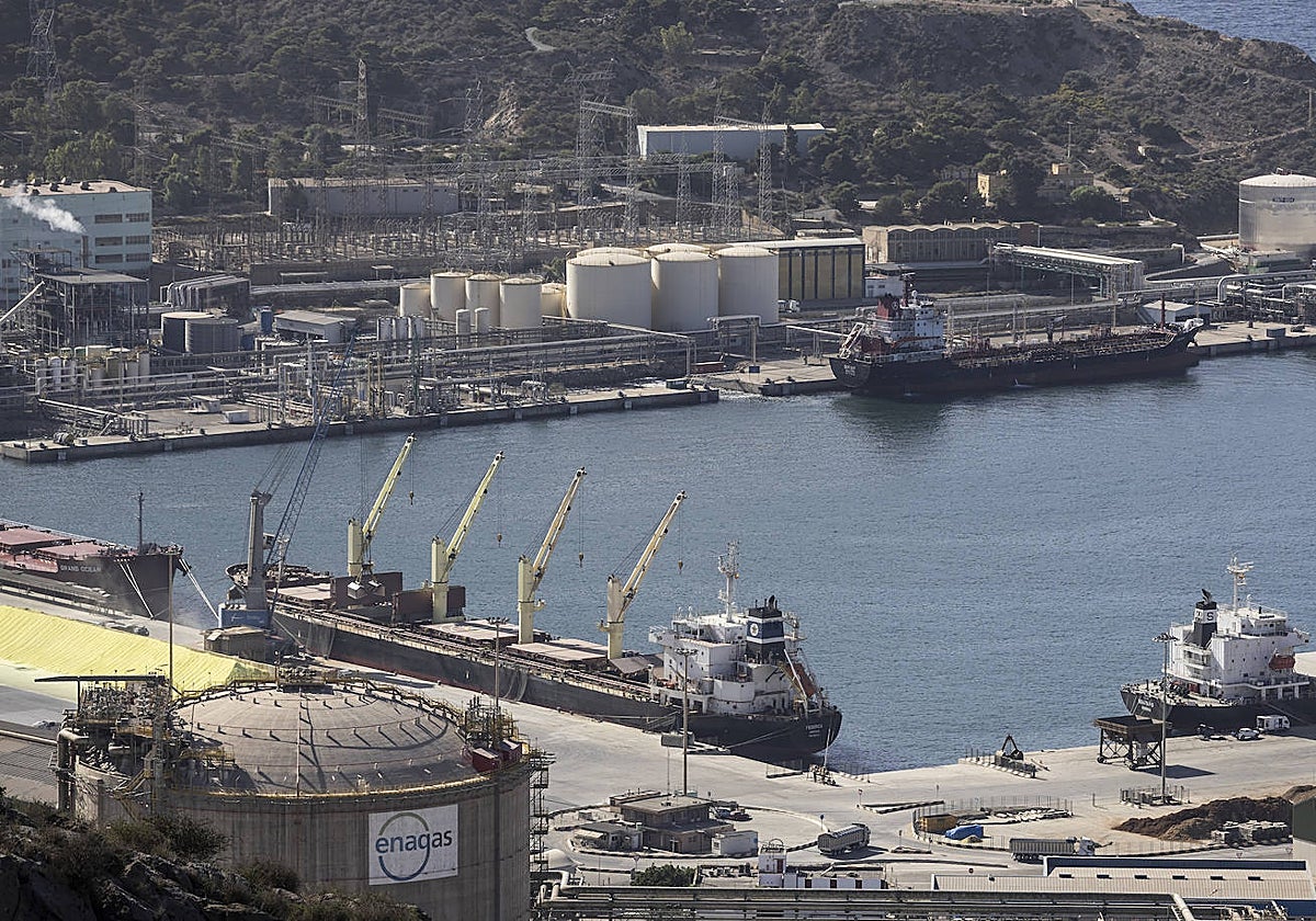 Vista panorámica de una parte de los muelles de Escombreras, en Cartagena.