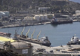 Vista panorámica de una parte de los muelles de Escombreras, en Cartagena.