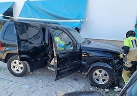 Bomberos trabajan en el lugar del siniestro.