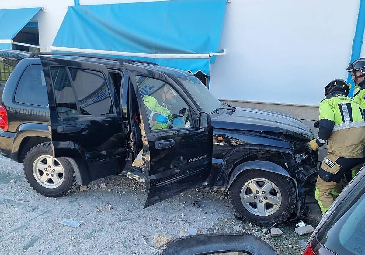 Bomberos trabajan en el lugar del siniestro.