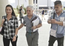 El abogado José Manuel Muñoz Ortín, en el centro, con Jairo Correa y Kelly Gómez, el padre de Leidy Paola y la hermana de Kevin Alejandro, fallecidos en el incendio.