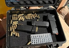 Arma encontrada por la Policía Nacional en los registros.