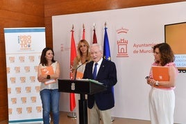 María José de Maya, Pilar Torres, Tomás Zamora, Asunción Santos y José Ballesta, este miércoles en el Moneo, durante la presentación.