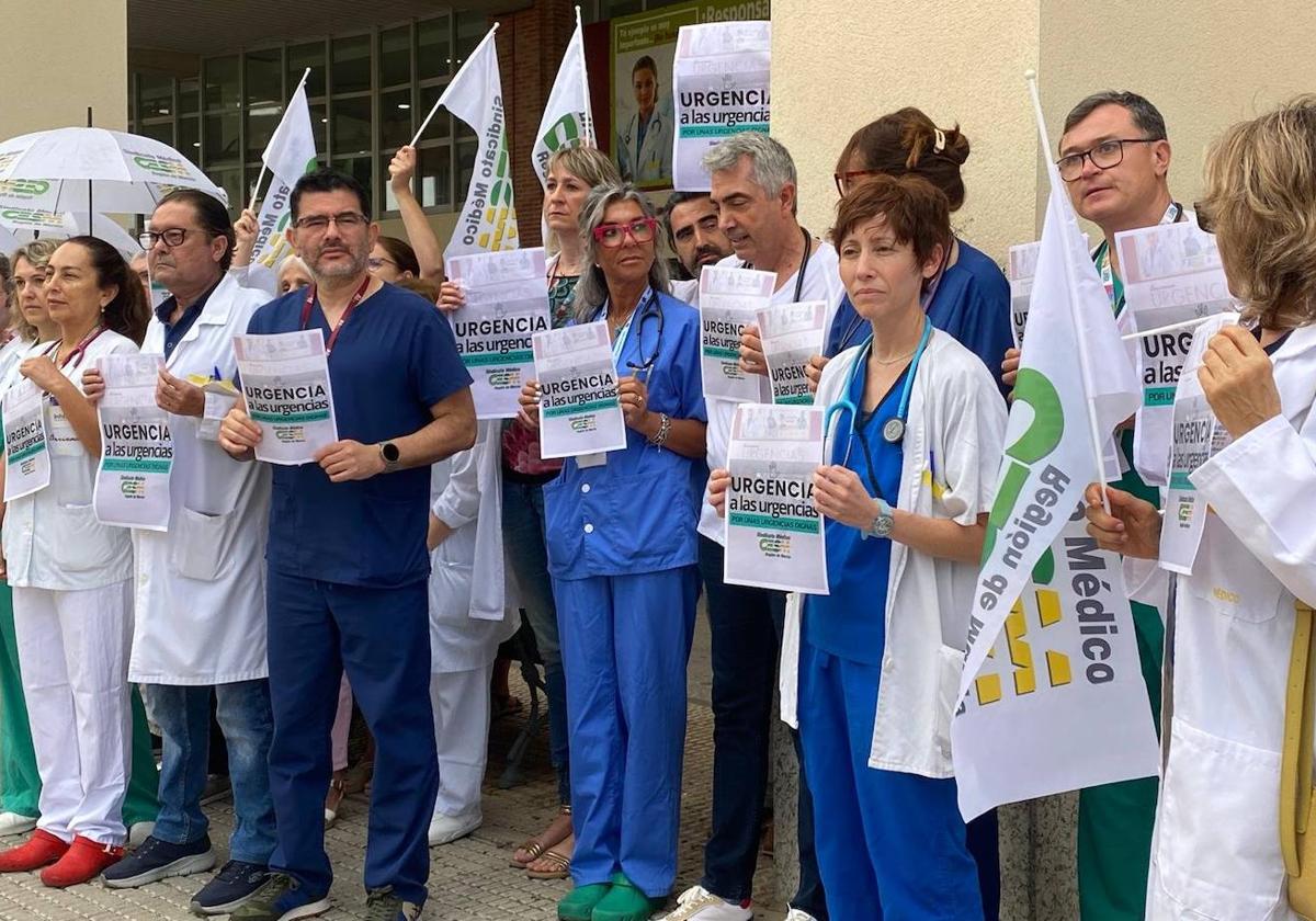 Los trabajadores de urgencias se manifiestan en el hospital Virgen de la Arrixaca de Murcia.