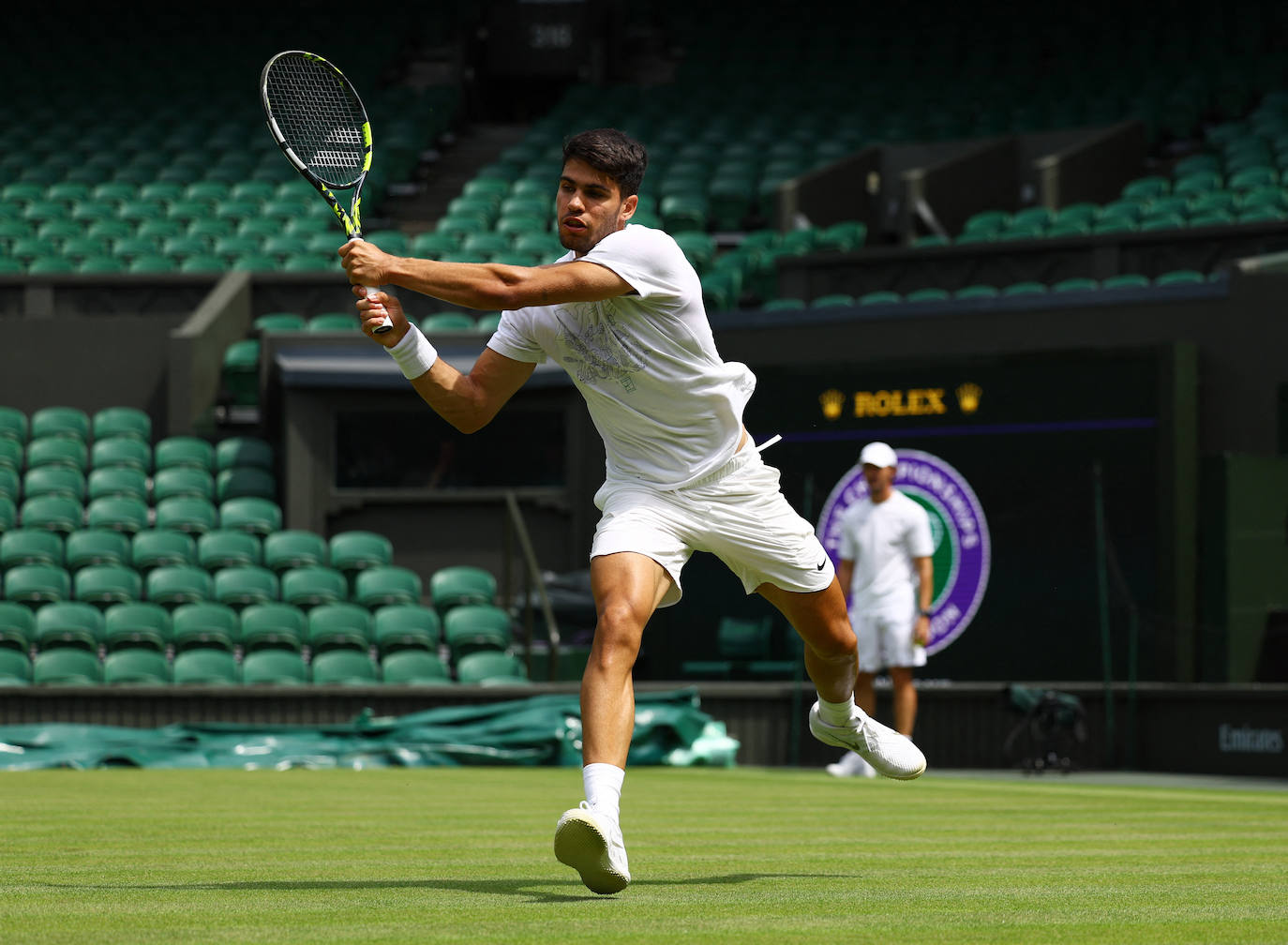 Carlos Alcaraz se entrena en la central de Wimbledon, en imágenes