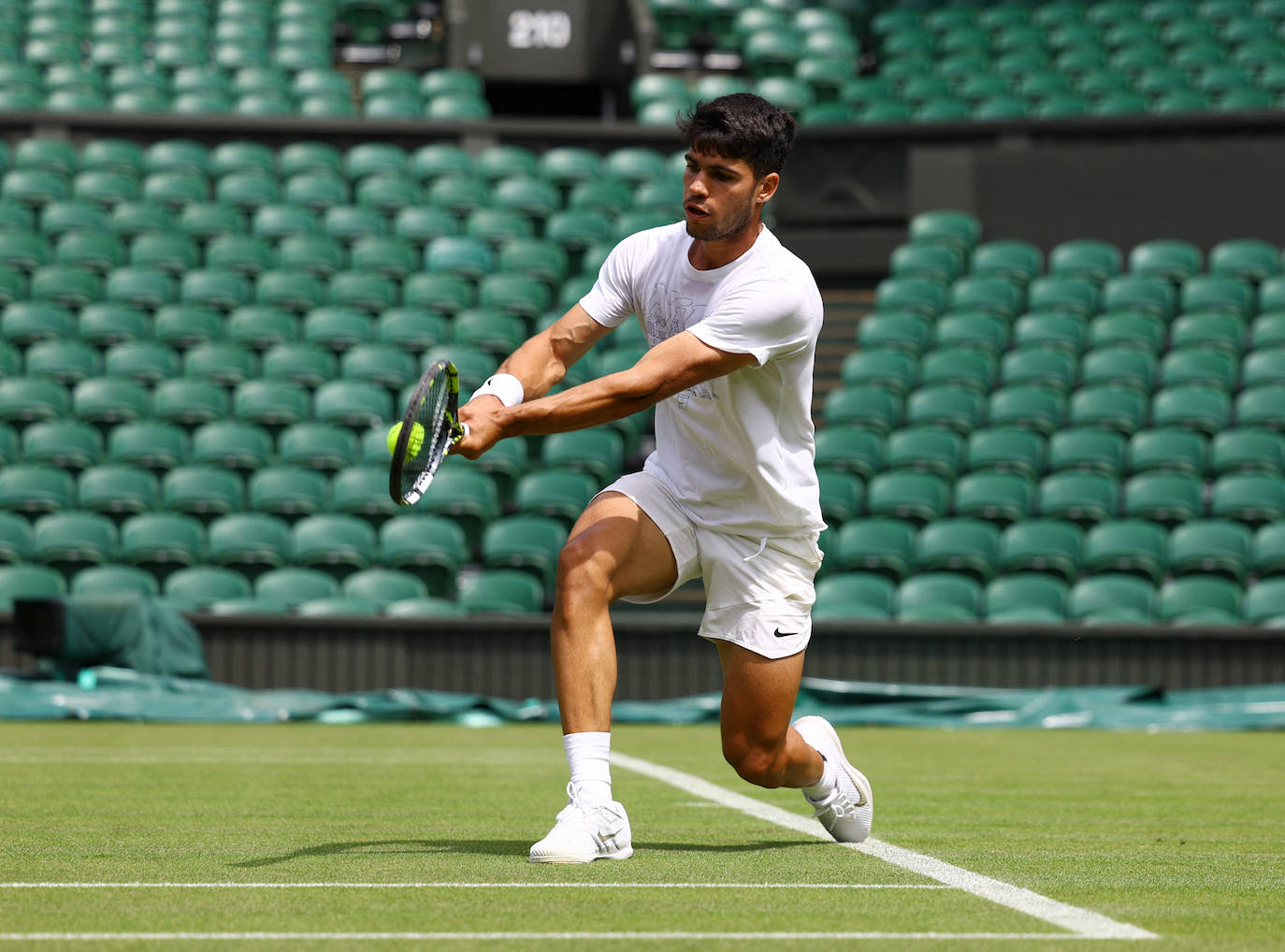 Carlos Alcaraz se entrena en la central de Wimbledon, en imágenes