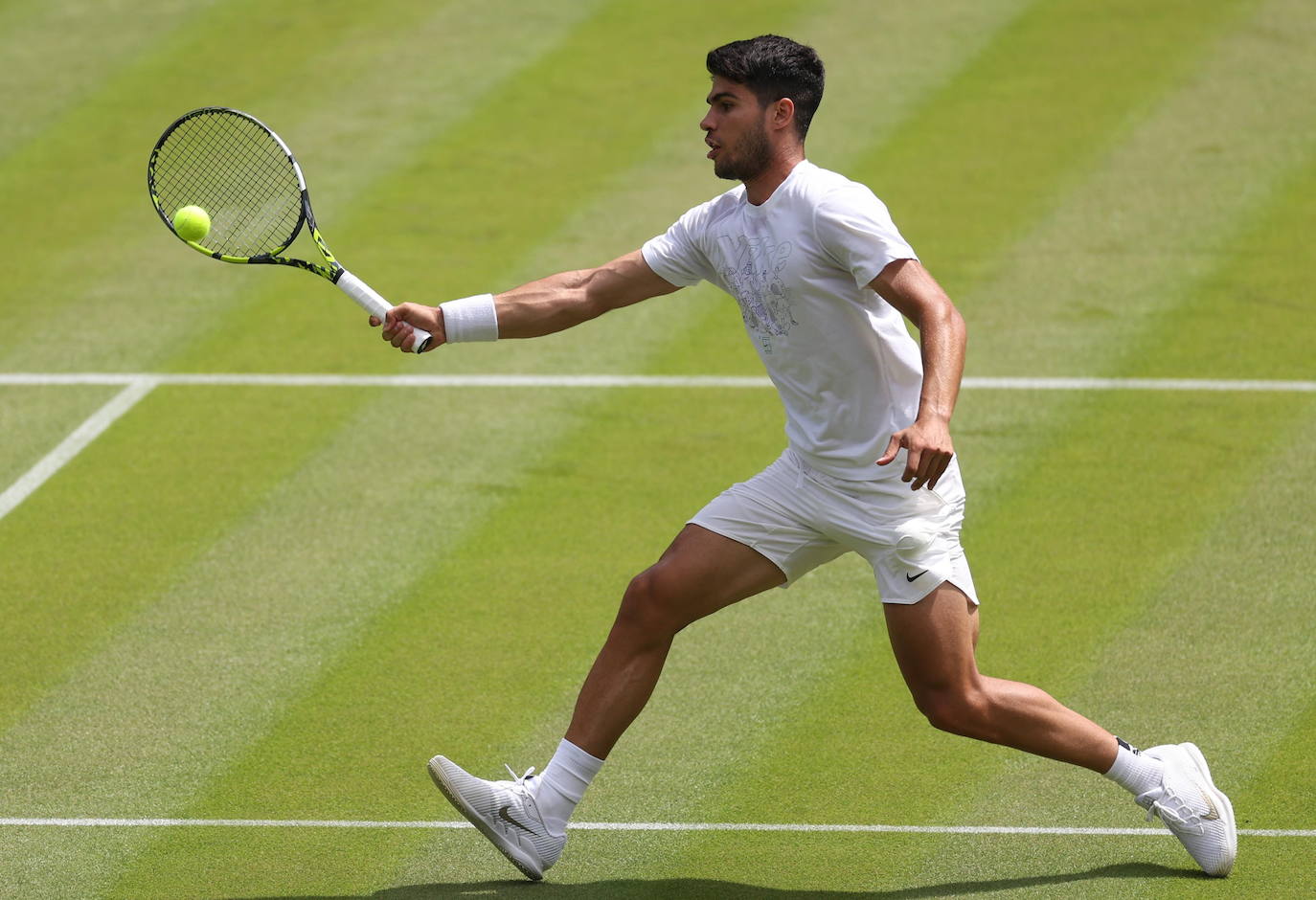 Carlos Alcaraz se entrena en la central de Wimbledon, en imágenes