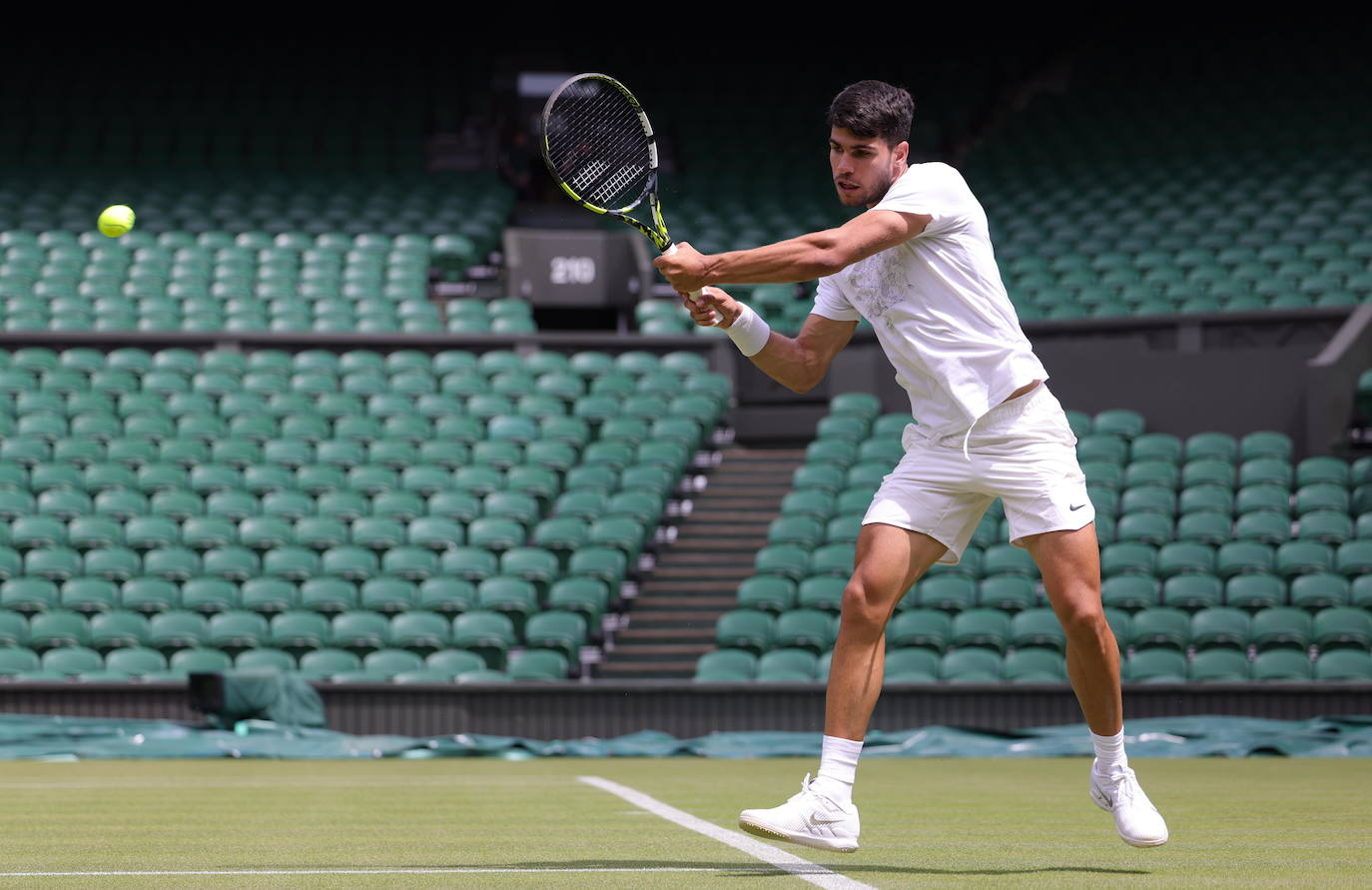 Carlos Alcaraz se entrena en la central de Wimbledon, en imágenes