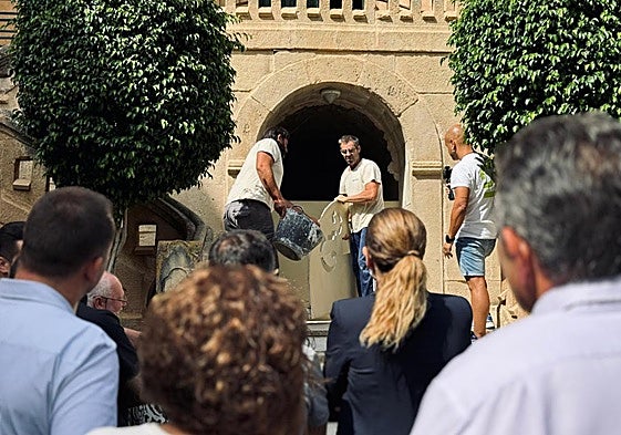 Unos operarios proceden a destapar la entrada de la cripta, ayer.