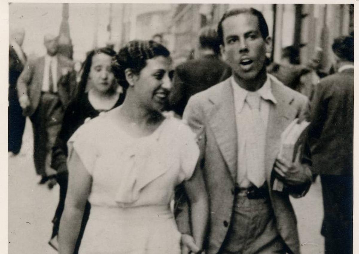 Imagen secundaria 1 - 1. 'Espejo y flor de Cardesse' (1939). Esta obra está hecha pocos días después de salir del campo de Saint-Cyprien. Gaya está en casa de Cristóbal Hall en Cardesse, sur de Francia. Tras conocer la muerte de Fe Sanz, lo único que le repone algo es pintar. Es la primera vez que aparece 'Las Meninas' en una obra suya, antesala de sus homenajes. 2. Gaya con su primera mujer Fe Sanz. En junio de 1936 se casaron en Madrid y en plena Guerra Civil nació su hija Alicia. 3. Gaya en 1939 tras salir de Saint-Cyprien.