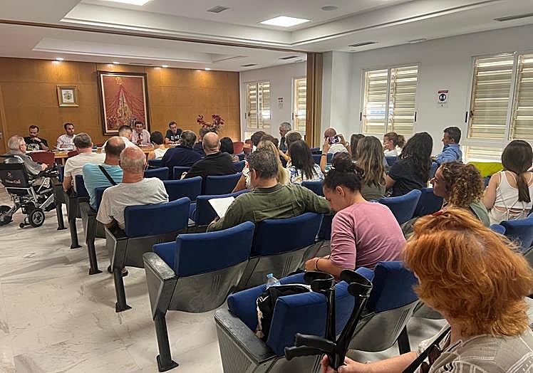 Reunión de la junta de distrito de Orihuela Costa, ayer miércoles.