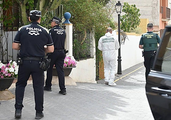Especialistas del Servicio de Criminalística de la Guardia Civil y Policía Local de Librilla en la vivienda donde se produjo el parricidio.