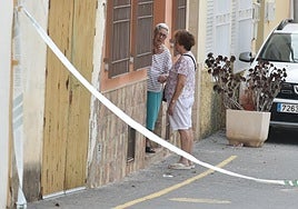 Vecinas del matrimonio comentan el suceso, ayer.