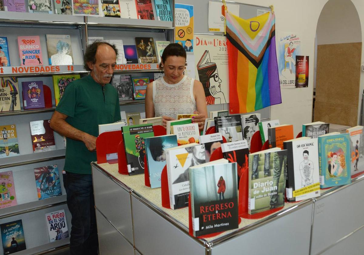 Zona dedicada a la temática LGTBIQ+ en la biblioteca de Cieza.