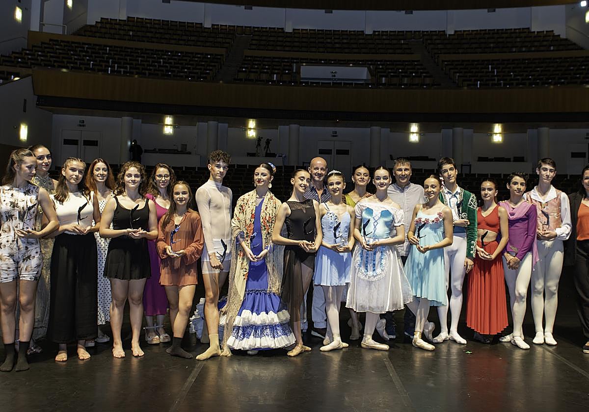 Los premiados en el escenario del Auditorio Víctor Villegas de Murcia.