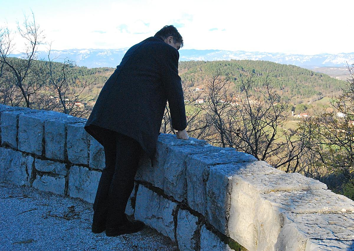 Imagen secundaria 1 - Arriba: Magris y Ladrón de Guevara 2024. Abajo, Magris en el mirador del sendero en Duino y dando un paseo por Trieste.