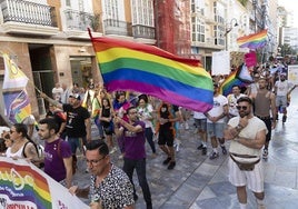 Participantes en el Orgullo LGTBIQ+ pasando por la calle del Carmen, con banderas y pancartas.