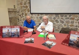 El investigador británico Tony Fuller y el traductor Antonio Cortiñas-Guntin en la presentación de la revista 'Cartagena Histórica'.