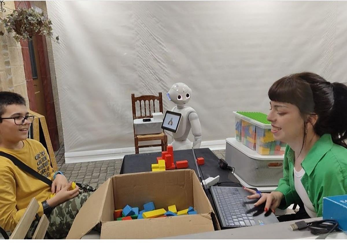 Interacción. La terapeuta Gema Benedicto, durante una de las sesiones con menores con TEA.