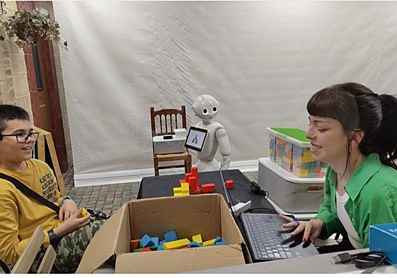 Interacción. La terapeuta Gema Benedicto, durante una de las sesiones con menores con TEA.