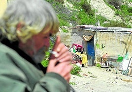 Un vecino junto a la chabola donde se produjo el crimen en el paraje de La Serretilla, en Archena.