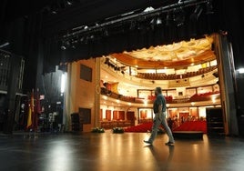 Un técnico atraviesa el escenario del teatro, en una imagen de archivo.