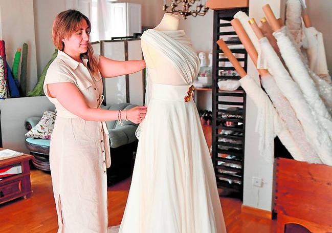 Tercer piso. La diseñadora Cayetana Ferrer, con un traje de novia en su atelier de Trapería, en Murcia.