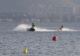 Un joven practica 'wakeboard' en una playa de La Manga en una imagen de archivo.