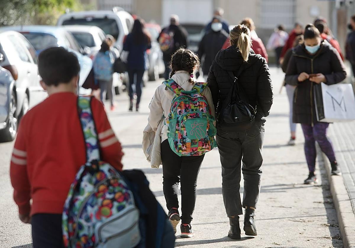 Varios alumnos acuden al colegio en una imagen de archivo.