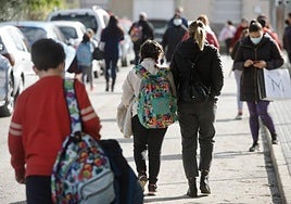Varios alumnos acuden al colegio en una imagen de archivo.