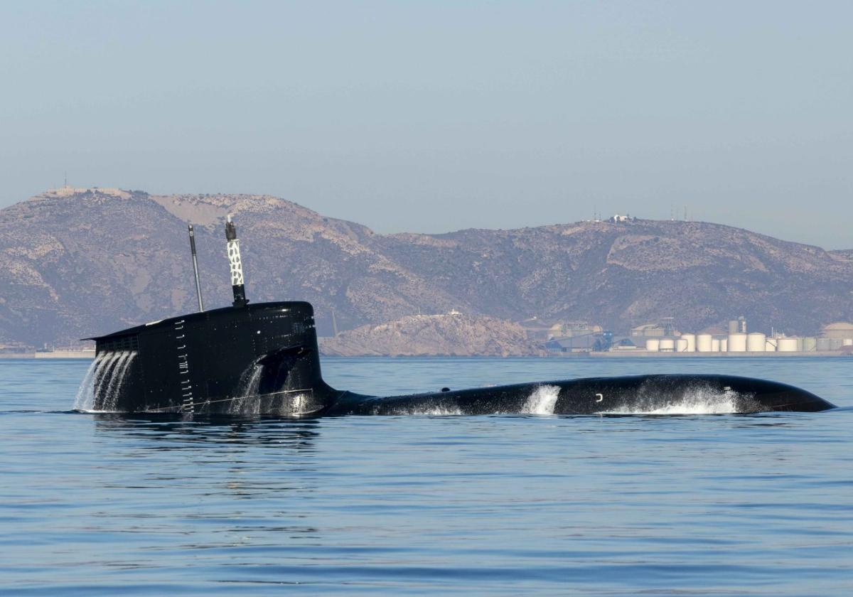El 'Isaac Peral' emerge, en una navegación frente a Cartagena.