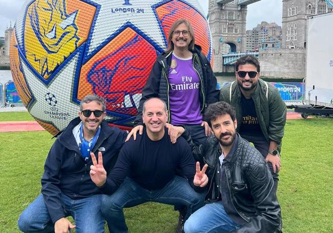 Londres 2024. Manuel, de pie en el centro, y Pablo, agachado a la izquierda, con tres hinchas del Madrid.