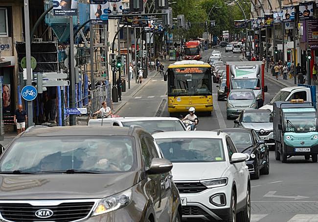 Vehículos privados y autobuses públicos, en la Gran Vía de Murcia, ayer.