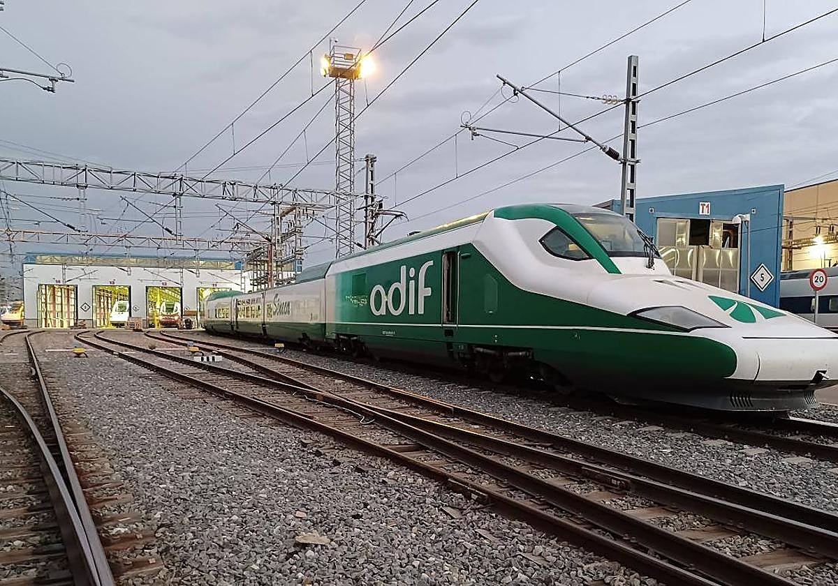 El tren 'Séneca' empleado en las pruebas de Adif para la llegada del AVE a Murcia.